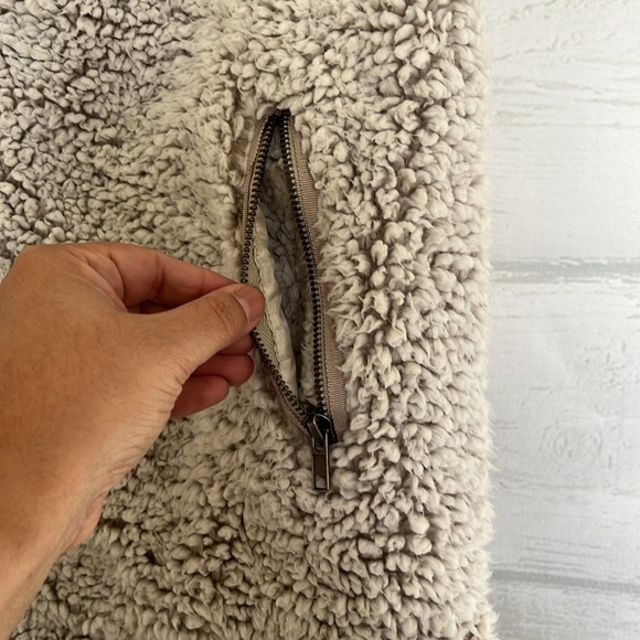 Thread & Supply Off-White Gray Ivory Sherpa Fleece Zip Up Vest Size M - Picture 5 of 13